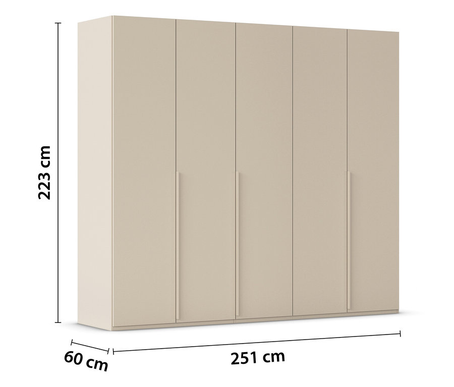 Beiger Kleiderschrank mit sechs Türen und langen, schmalen Griffen. Die Maße sind 223 cm hoch, 251 cm breit und 60 cm tief.