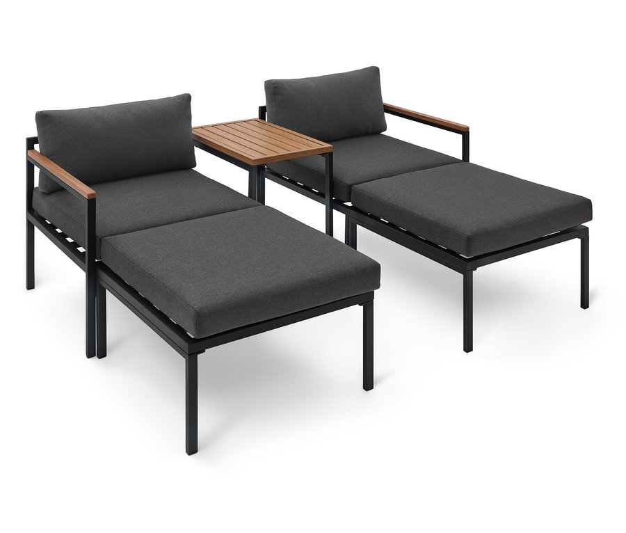 Zwei graue Liegestühle mit schwarzen Rahmen und Holzakzenten stehen auf einem weißen Hintergrund.