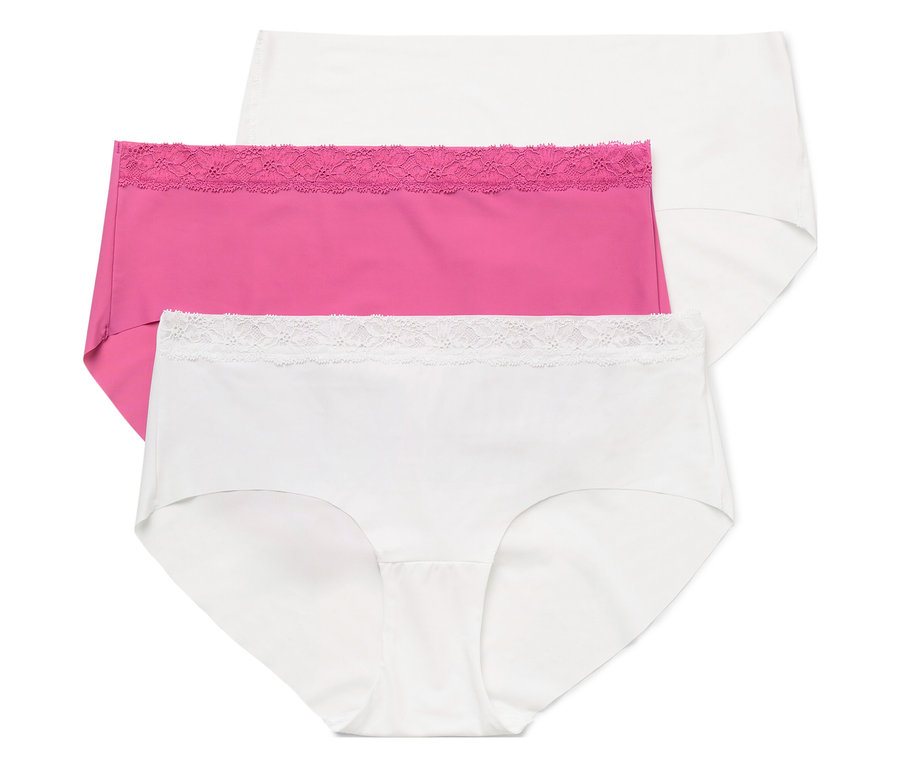 Drei Damen Slips liegen übereinander: ein weißer, ein pinker mit Spitze und ein weiterer weißer.