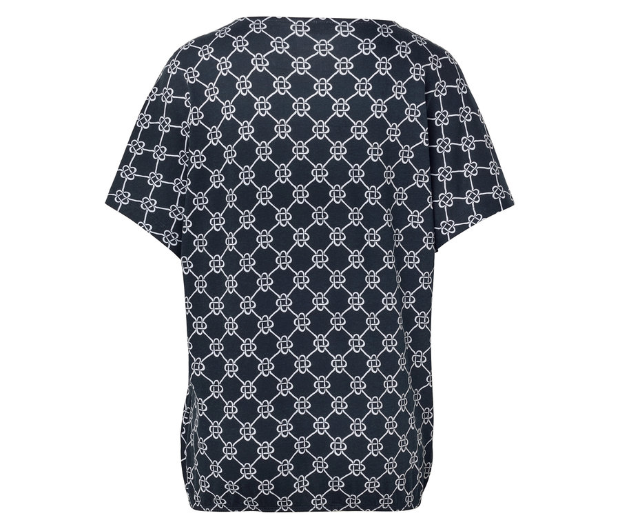 Rückansicht eines marineblauen T-Shirts mit einem sich wiederholenden weißen geometrischen Muster.