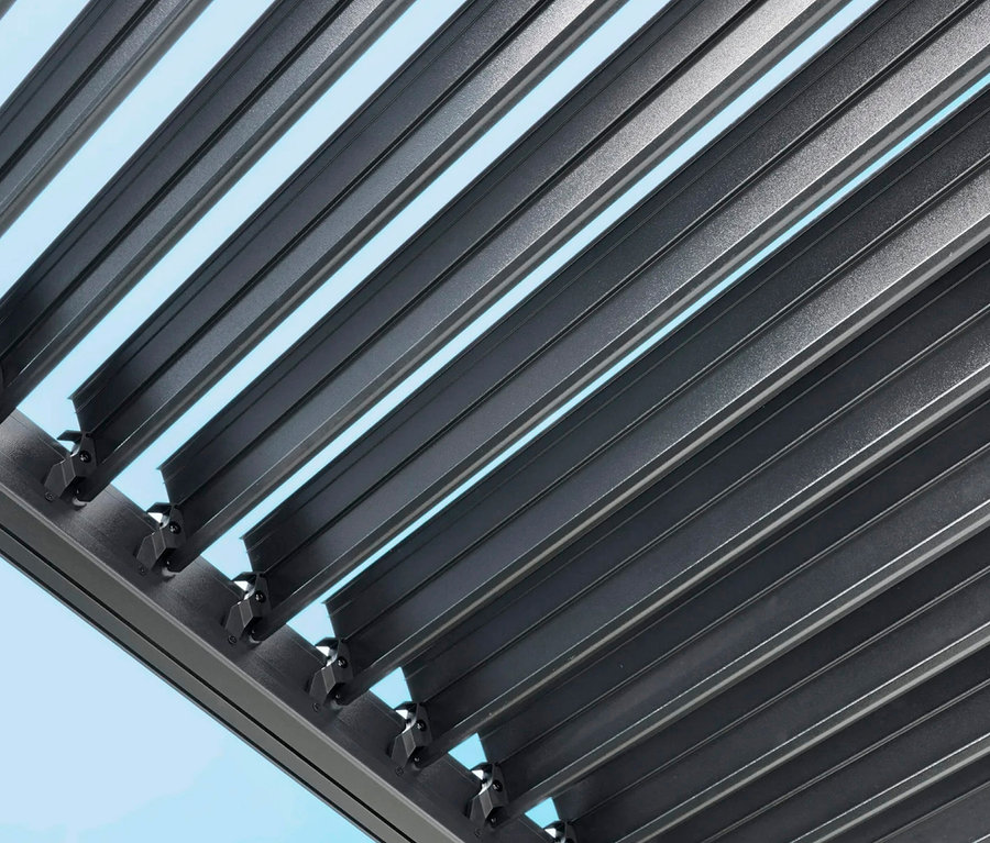 Nahaufnahme einer grauen Lamellenüberdachung vor blauem Himmel.