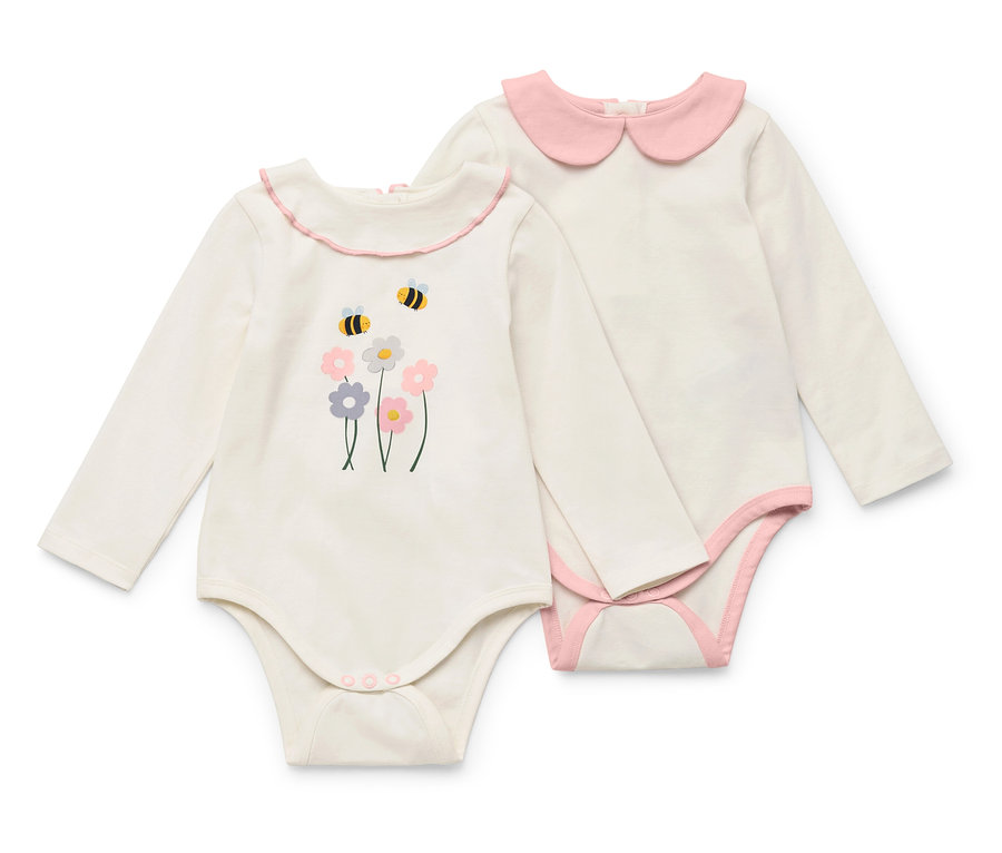 Zwei langärmelige Babybodys in Weiß, einer mit Blumen- und Bienenmotiv und der andere mit rosa Kragen.
