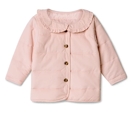 Eine hellrosa, gesteppte Jacke mit Cordstruktur und Rüschenkragen, geschlossen mit vier Knöpfen.