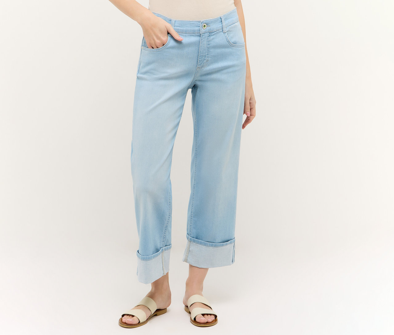 Frau mit Angels Denim »Laia Turn-Up«, Wide Leg, hellblau und Sandalen. Eine Hand steckt in der Hosentasche.