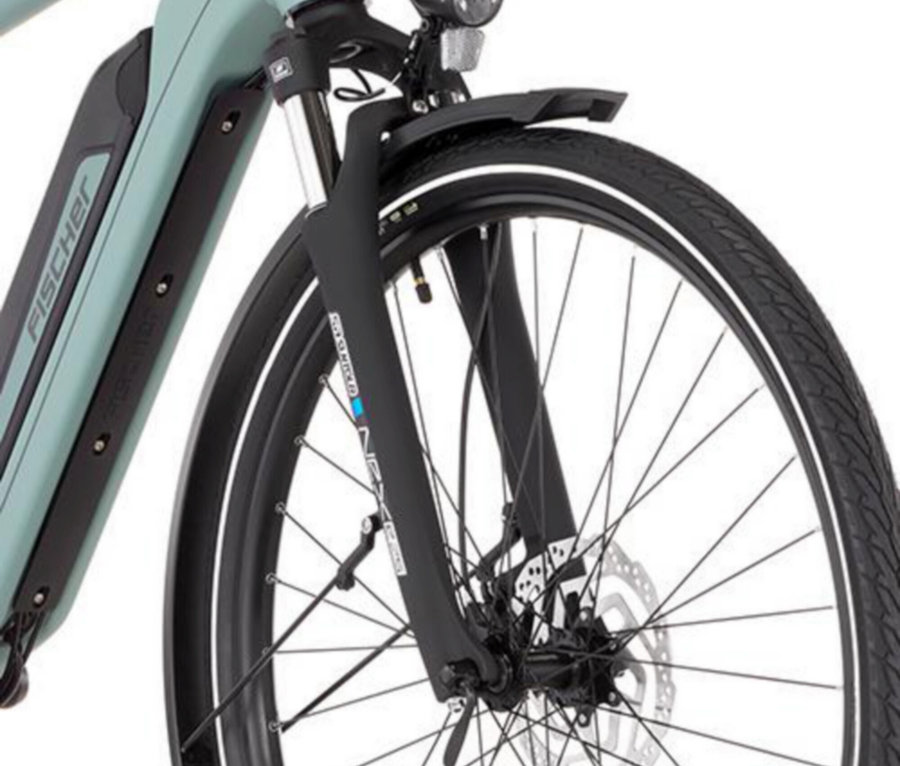Nahaufnahme vom Vorderrad eines FISCHER Trekking E-Bike VIATOR 2.1 ACTIVE mit großem Diamant-Rahmen, inklusive Schutzblech und Lampe.