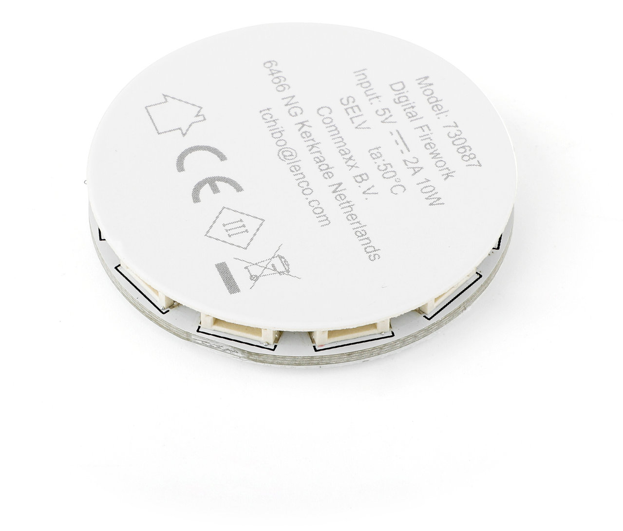 Nahaufnahme einer Feuerwerksleuchte mit technischen Details und Herstellerinformationen.