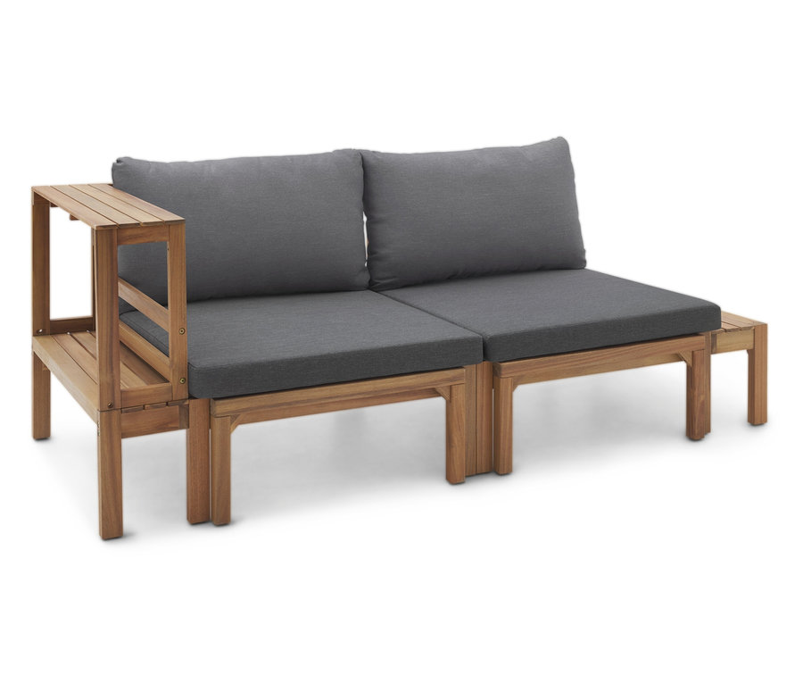 Ein hölzernes Gartensofa mit grauen Kissen und einem Beistelltisch.