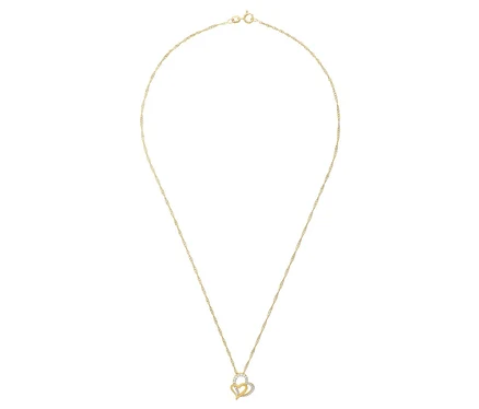 Nahaufnahme einer goldenen Halskette mit einem herzförmigen Amor-Anhänger.