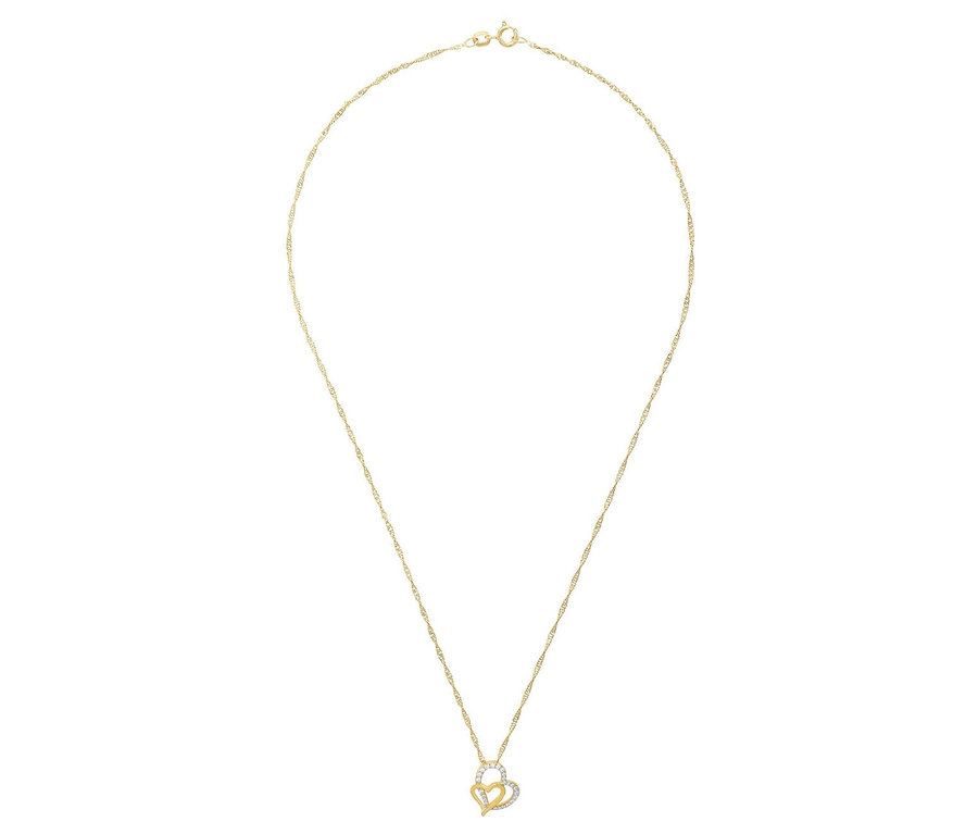 Nahaufnahme einer goldenen Halskette mit einem herzförmigen Amor-Anhänger.