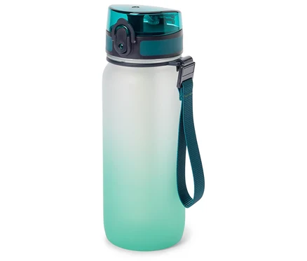 Eine Wasserflasche mit Farbverlauf von Weiß nach Türkis und einem türkisfarbenen Deckel steht vor einem weißen Hintergrund.