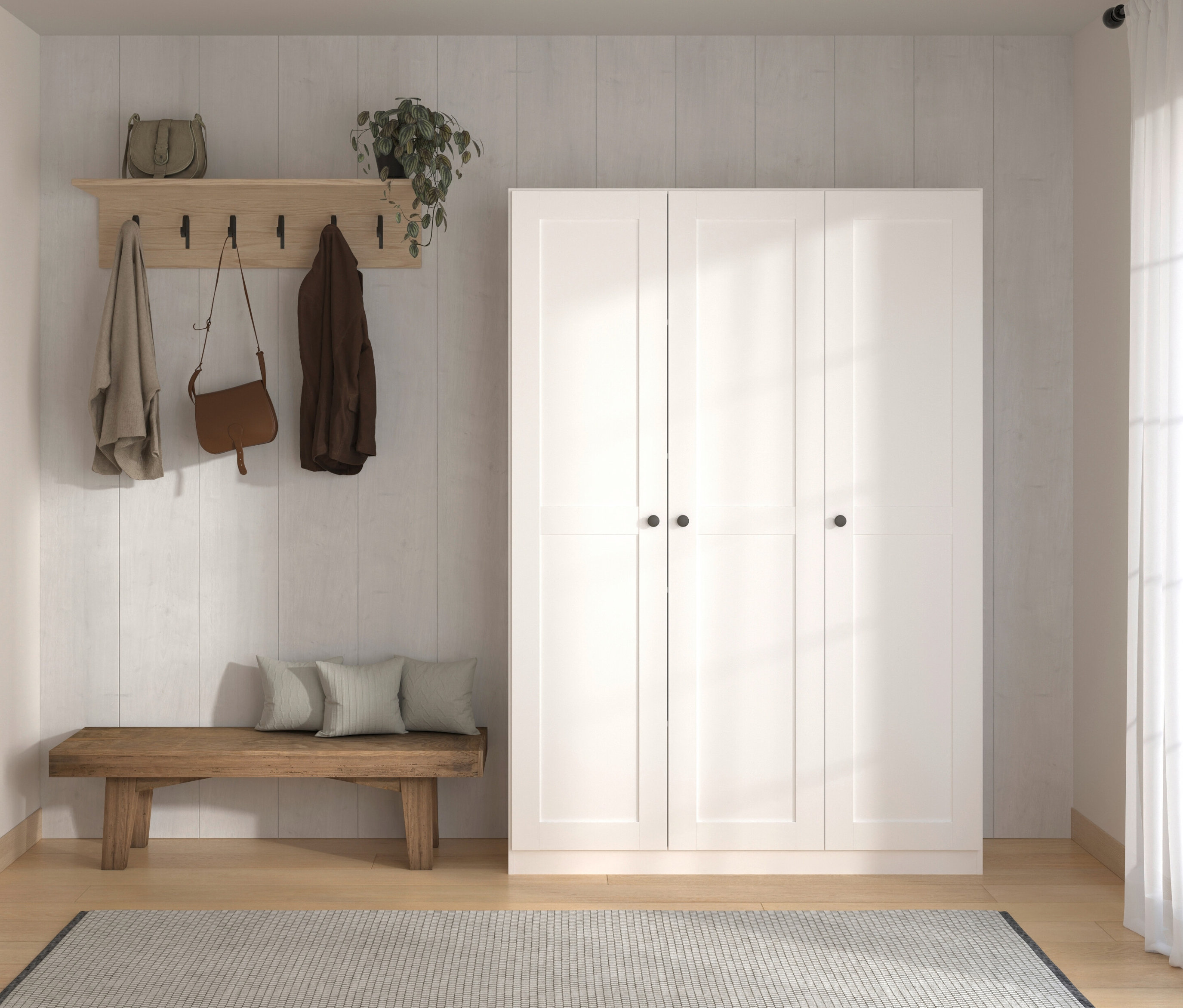 Einrichtung mit weißem Schrank, Bank mit Kissen, Garderobe mit Tasche, Jacke und Pflanze an einer weiß gestrichenen Wand.
