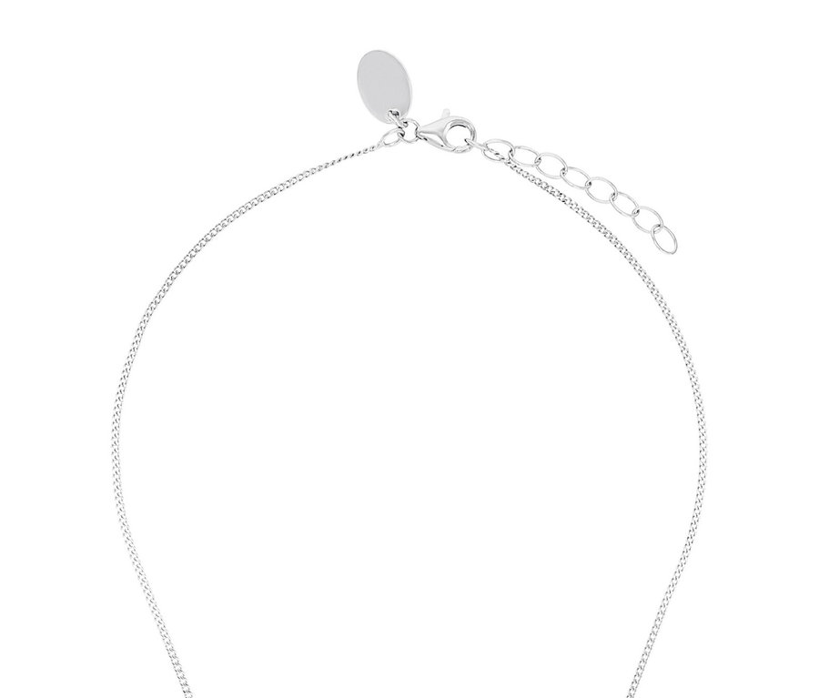 Nahaufnahme der silbernen Halskette mit Karabinerverschluss und kleinem runden Anhänger.