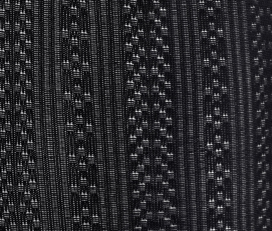 Detailaufnahme einer schwarzen Strumpfhose mit Ajour-Muster.