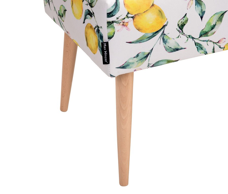 Nahaufnahme eines Hockers mit Zitronenmuster und Holzbeinen.