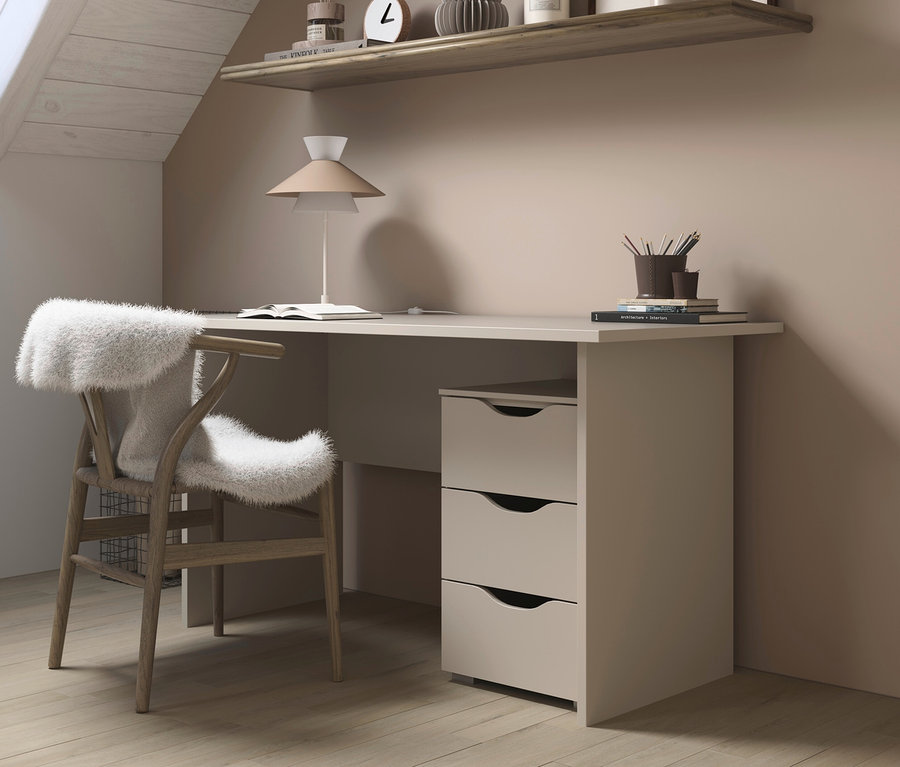 Beige/champagnerfarbenes rauch Set »Frieda« mit Bett, Nachttisch, 3-türigem Kleiderschrank und Schreibtisch steht im Raum.