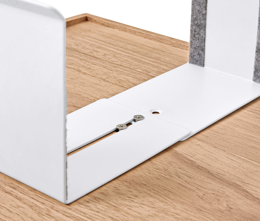 Ein Paar weiße Buchstützen mit grauen Filzgleitern stehen auf einem Holztisch.