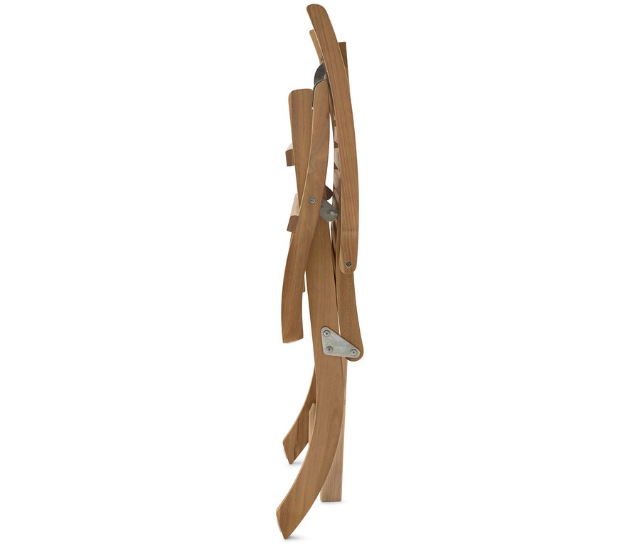 Zusammengeklappter Deckchair mit ausziehbarer Fußlehne.