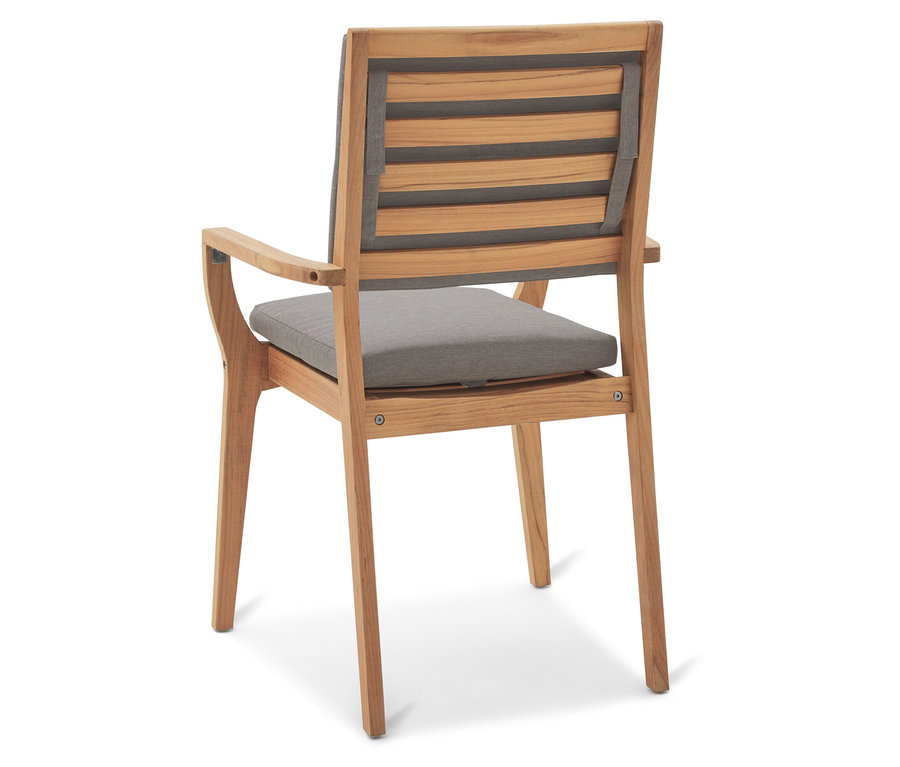 Rückansicht eines Holzstuhls mit grauen Akzenten und einem grauen Kissen.