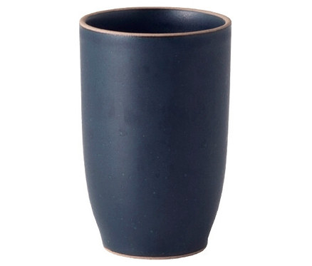 Blauer Becher auf weißem Hintergrund.