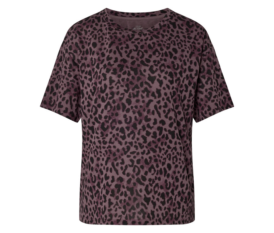 Nahaufnahme eines violetten T-Shirts mit Leopardenmuster.