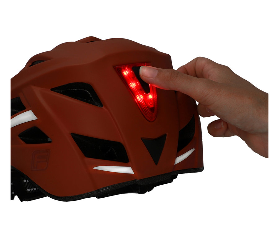 Hand schaltet rotes Licht an einem rotbraunen Fahrradhelm ein.