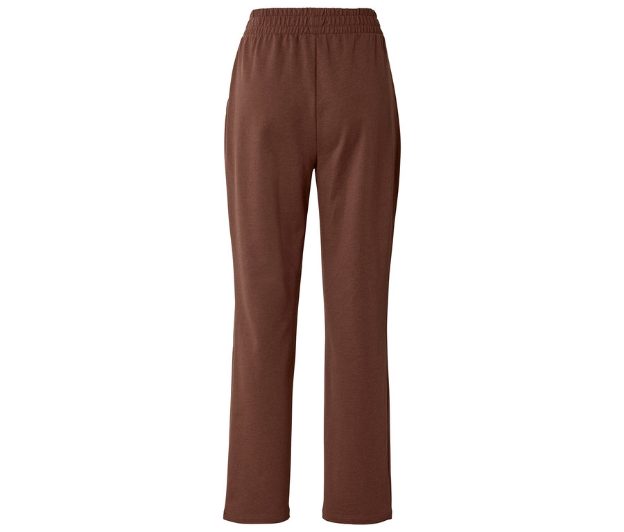 Braune Hose mit Gummizugbund vor einem weißen Hintergrund.