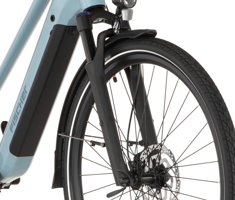 Nahaufnahme des Vorderrads eines hellblauen FISCHER Trekking-E-Bike VIATOR MOVE mit Trapez-Rahmen.