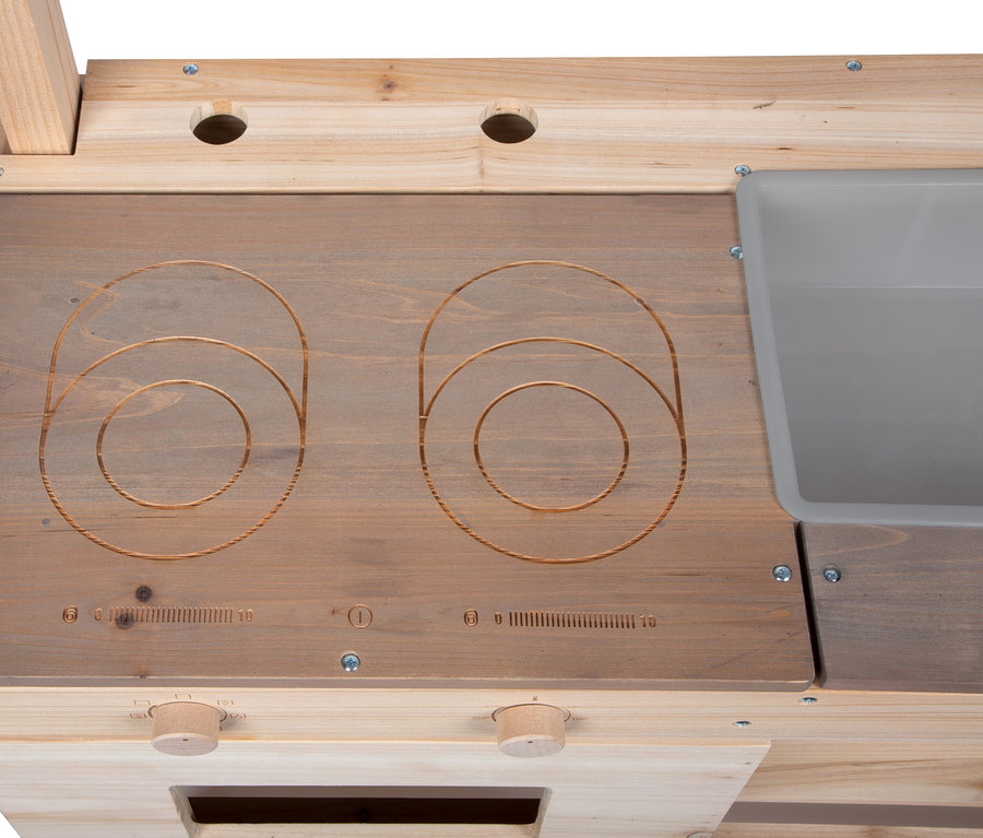 Detailansicht der small foot Matschküche und Kaufladen mit Kochplatten, Spüle und Reglern.