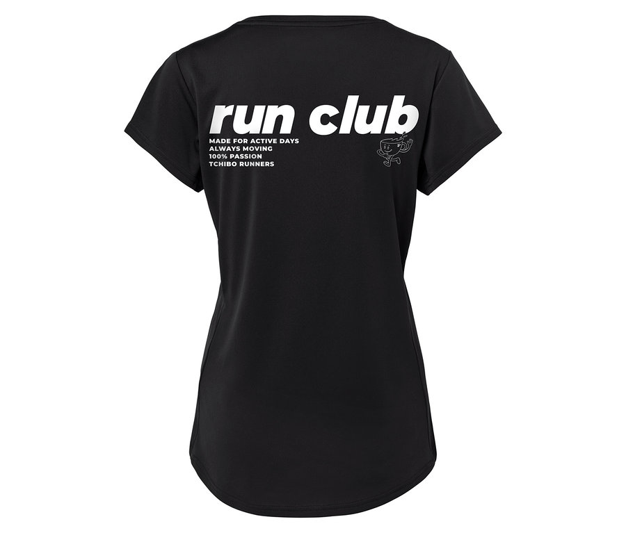 Schwarzes T-Shirt mit weißem Aufdruck "run club", Slogan und Tchibo-Logo.