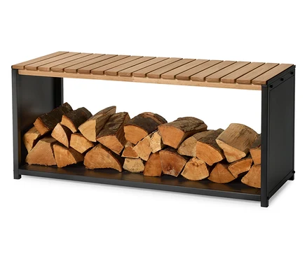 Holz liegt in einem schwarzen Holzregal mit einer hellbraunen Holzplatte.