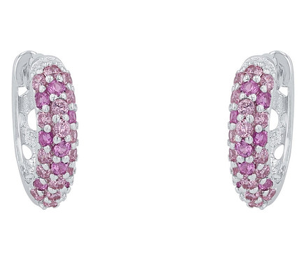 Zwei 925 Silber Ohrschmuck »Zirkonia rosa« liegen auf einem weißen Hintergrund.