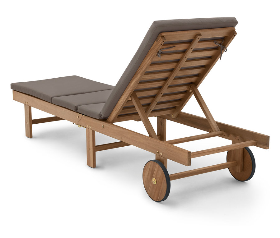Eine hölzerne Sonnenliege mit grauen Polstern steht auf einem weißen Hintergrund.