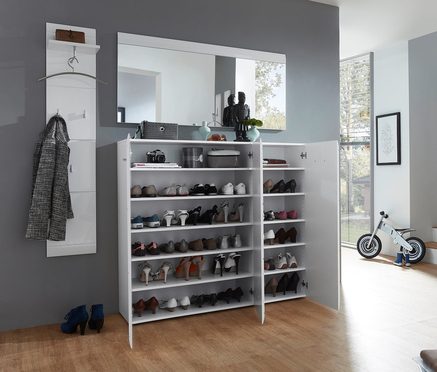 Weißer Schuhschrank »ADANA« mit drei Türen, teilweise geöffnet, gefüllt mit Schuhen unterschiedlicher Art.