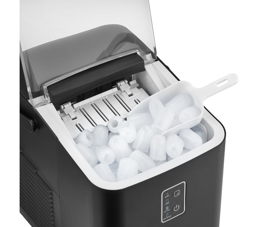 Schwarze CASO IceChef Compact Eismaschine mit offenem Deckel, gefüllt mit bulletförmigen Eiswürfeln und einer weißen Schaufel darauf.
