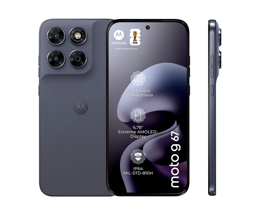 Dunkelgraues Smartphone, von vorne, hinten und der Seite gezeigt. Auf dem Display sind Spezifikationen wie "50-MP-Sony LYTIA-Kamera" und "6,78" Extreme AMOLED-Display" zu sehen, sowie der Schriftzug "moto g 67".