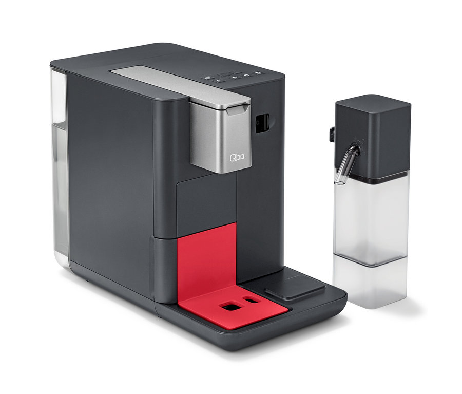Ein grauer Kaffeeautomat mit roter Ablagefläche und Milchbehälter.