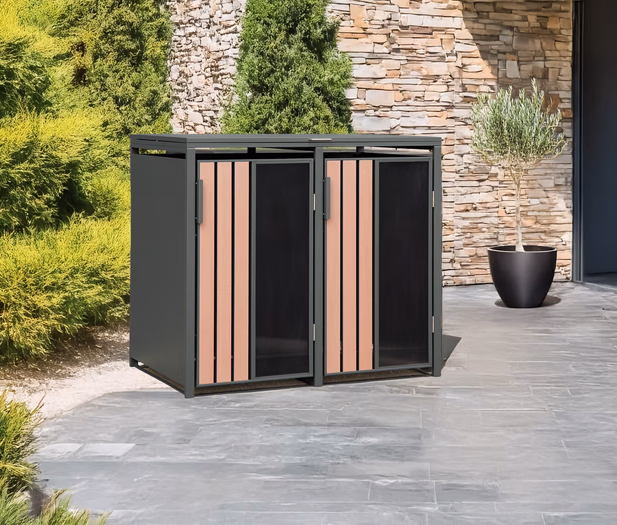 Ein Metallschrank mit Doppeltüren mit vertikalen Holz- und schwarzen Paneelen steht draußen auf einer Terrasse.