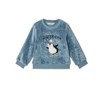 Blauer, flauschiger Kinderpullover mit Pinguin-Motiv, der Schlittschuh läuft, und dem Schriftzug "WINTER FUN".