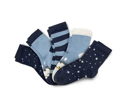 Fünf Paar blaue Kinder-Socken mit verschiedenen Mustern, darunter Sterne, Streifen und Figuren.