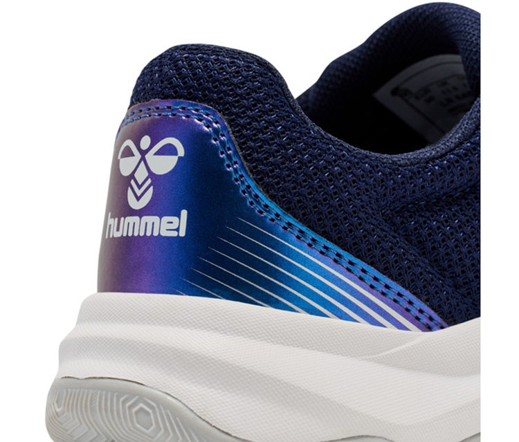 Nahaufnahme des Fersenbereichs eines dunkelblauen Mesh-Schuhs mit weißer Sohle. Die Ferse zeigt ein irisierendes blau-violettes Panel mit weißem Hummel-Logo und weißen Streifen. Die Laufsohle ist grau.