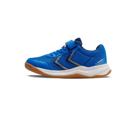 Blauer Sportschuh mit Klettverschluss, Netzstoff-Obermaterial, weißen und dunkelblauen Streifen und einer weißen Sohle mit brauner Gummilaufsohle.