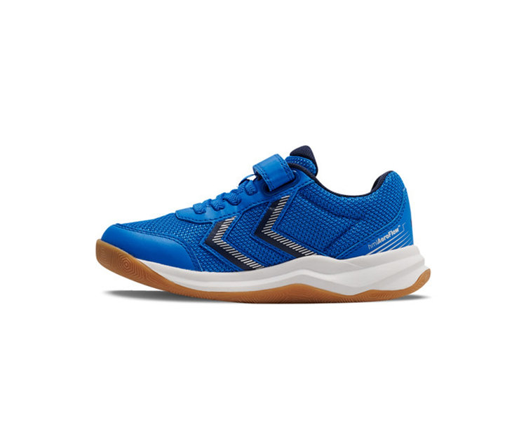 Blauer Sportschuh mit Klettverschluss, Netzstoff-Obermaterial, weißen und dunkelblauen Streifen und einer weißen Sohle mit brauner Gummilaufsohle.