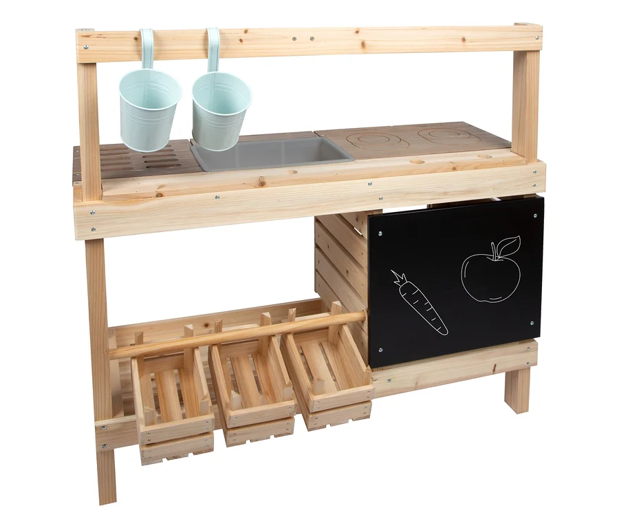 Die small foot Matschküche und der Kaufladen aus Holz mit Hängeeimern, Spüle, Kochfeld, Kreidetafel und Ablagekörben.