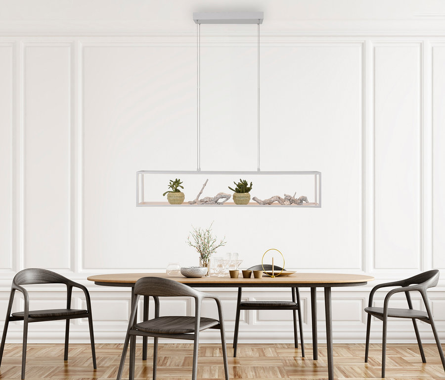 Ein modernes Esszimmer mit einem ovalen Holztisch und vier dunklen Stühlen. Über dem Tisch hängt eine rechteckige Pendelleuchte mit zwei kleinen Topfpflanzen und Treibholz. Der Raum hat weiße getäfelte Wände und einen Parkettboden.