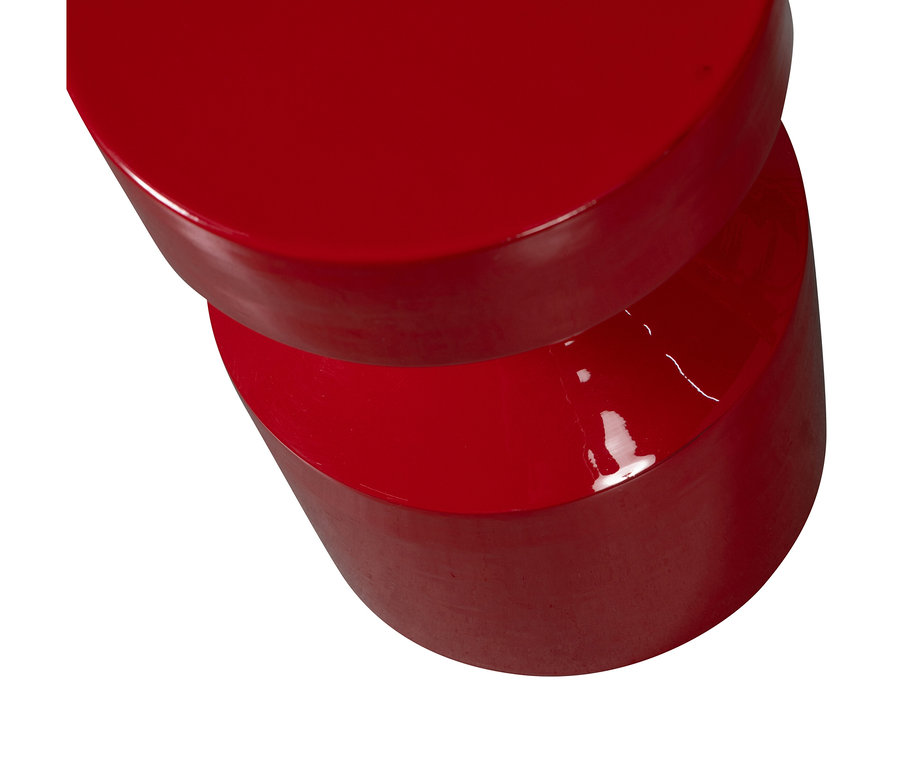 Ein glänzendes, rotes, zweistufiges zylindrisches Objekt mit einem versetzten oberen Abschnitt, das eine Spiralform bildet, auf weißem Hintergrund.