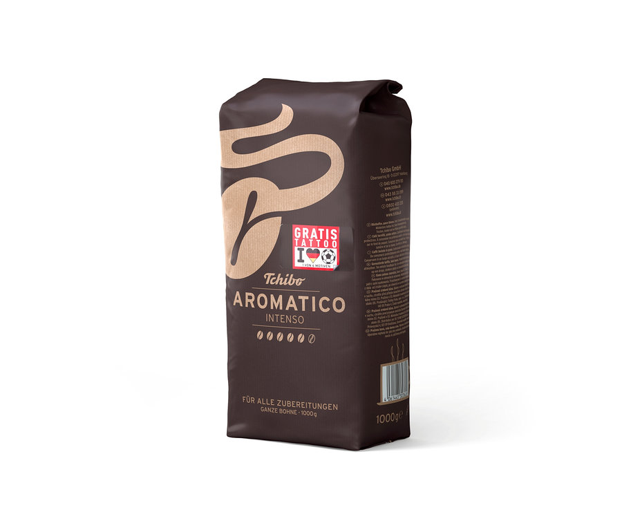 Braune Tchibo Aromatico Intenso 1 kg Kaffeepackung mit ganzen Bohnen, beigem Logo und "GRATIS TATTOO" Sticker.
