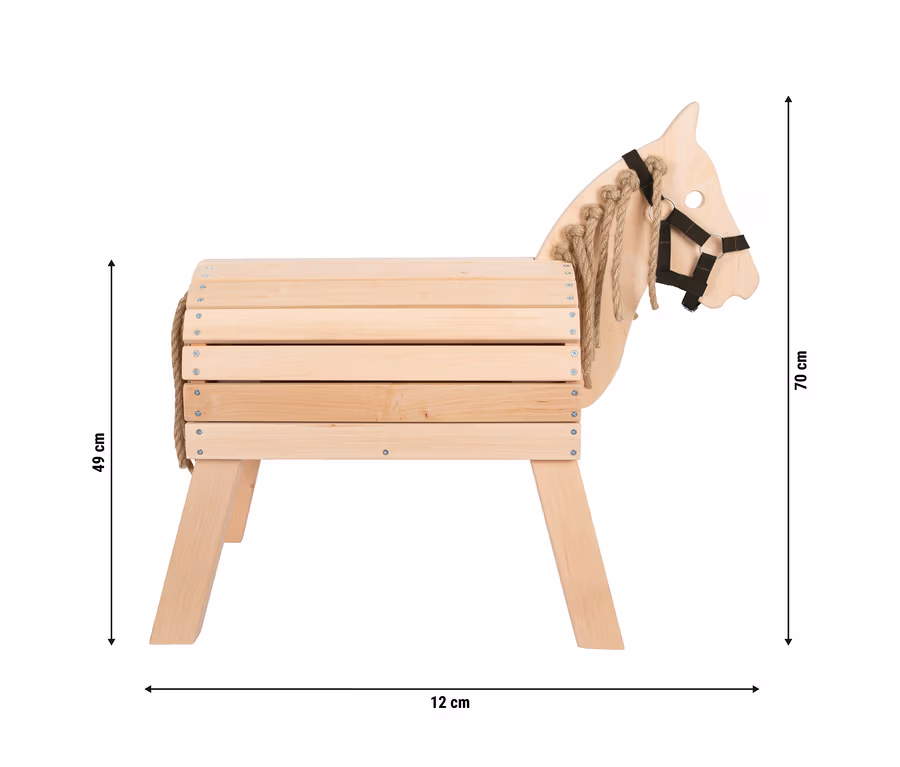 Kompaktes small foot Holzpferd aus hellem Holz mit Lattenrumpf, Seilmähne und schwarzem Zaumzeug. Maße: 49 cm Rumpfhöhe, 70 cm Gesamthöhe, 12 cm Rumpftiefe.