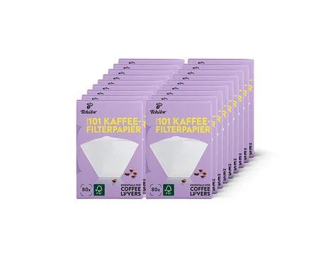 Stapel aus 12 Packungen weißen Tchibo Filterpapier Gr. 101, 18x 80 Stk., mit Kaffeebohnen-Motiv.