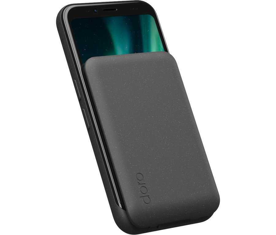 Nahaufnahme eines graphitfarbenen Doro Aurora A20 64 GB mit einer anthrazitfarbenen Schutzhülle.