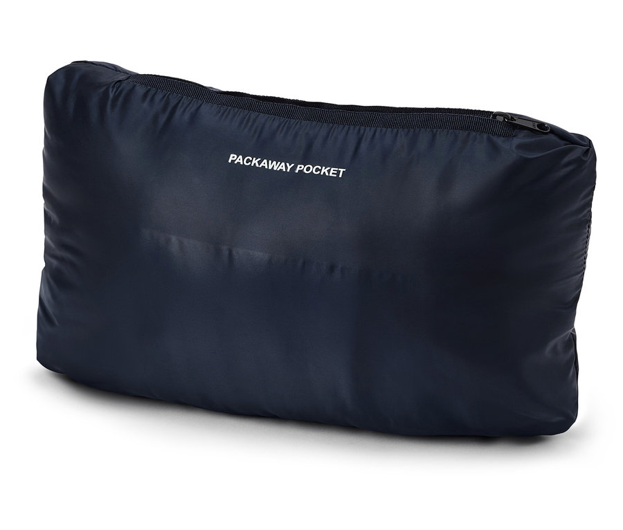 Ein rechteckiger, marineblauer Beutel mit dem weißen Schriftzug "PACKAWAY POCKET" und einem schwarzen Reißverschluss.